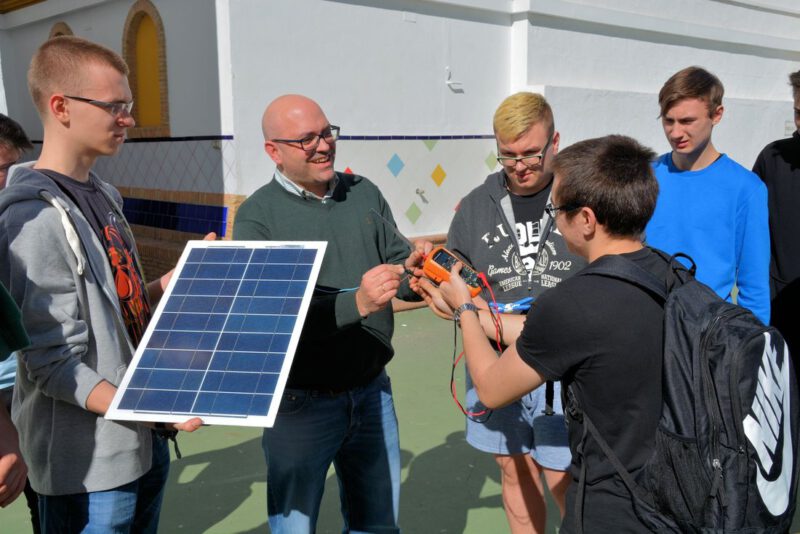 Grupa uczniów technikum elektrycznego na praktyce zagranicznej w Sewilli realizowanej w ramach projektu POWER poznaje zastosowanie technologii solarnych.
