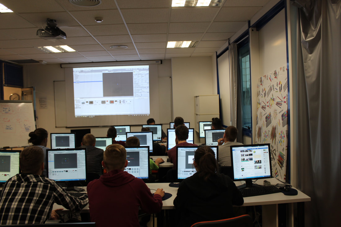 Grupa uczniów technikum informatycznego na praktyce zagranicznej w Sewilli realizowanej w ramach projektu POWER programuje gry posługując się środowiskiem UNITY.