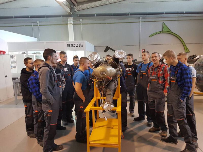 Grupa uczniów technikum mechanicznego na praktyce zagranicznej w Sewilli realizowanej w ramach projektu POWER poznaje budowę i zasady działania silników lotniczych.