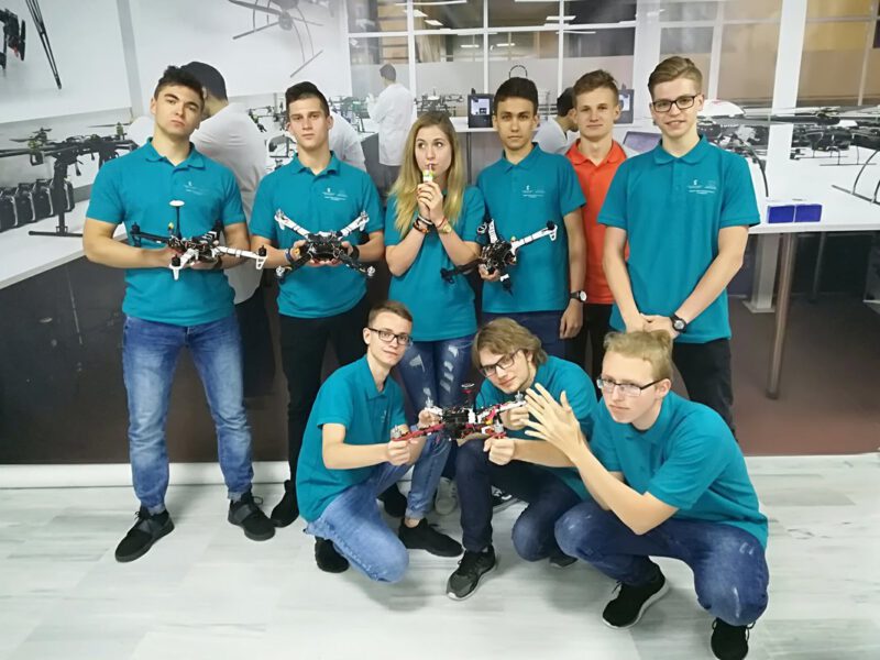 Grupa uczniów technikum mechatronicznego na praktyce zagranicznej w Sewilli realizowanej w ramach projektu POWER zgłębia zagadnienia budowy dronów.