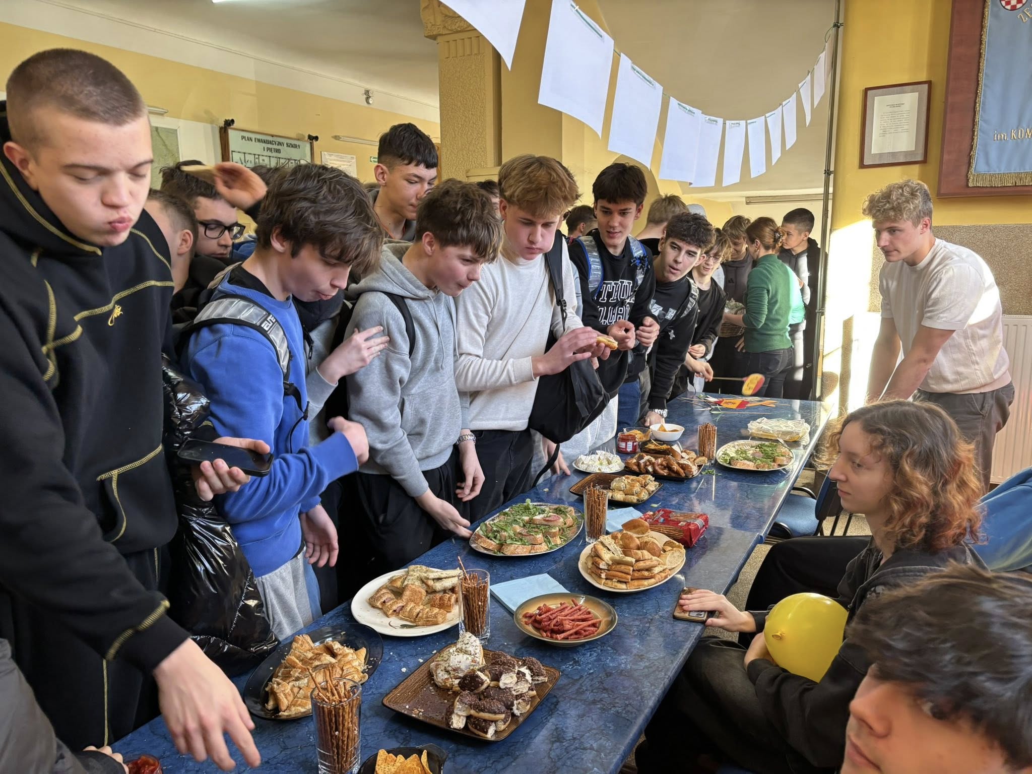 Dzień Życzliwości i Hiszpańskie Śniadanie: Mechanik Pełen Uśmiechów!, Zespół Szkół Politechnicznych w Głogowie